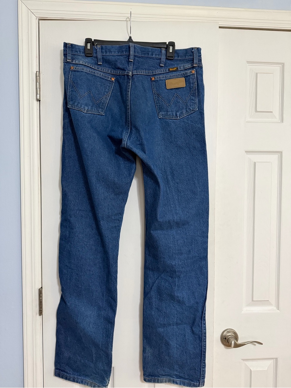 Wrangler large logo back pocket Classic Men's Denim Jeans 36 x 34